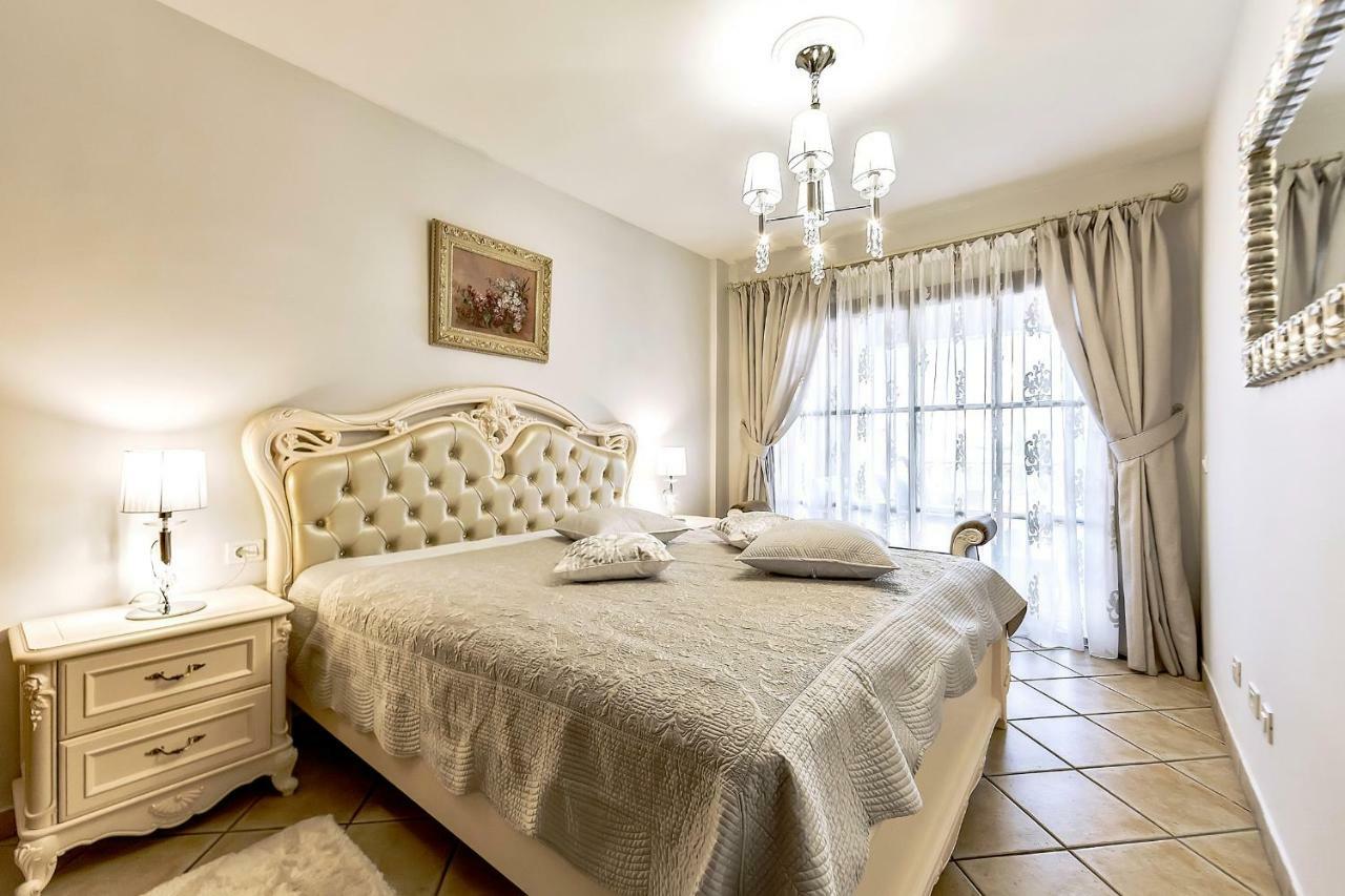 Apartment Elite Palace Адехе Екстериор снимка